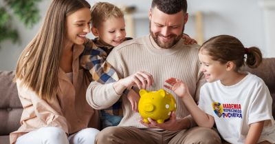 Większość rodziców czeka z tym za długo. 6 zasad mądrego obchodzenia się z pieniędzmi, z którymi warto zapoznać dziecko już dziś